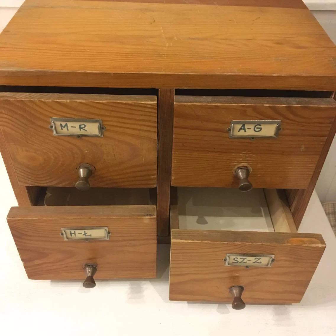 komodka-biblioteczna-stara-otwarta